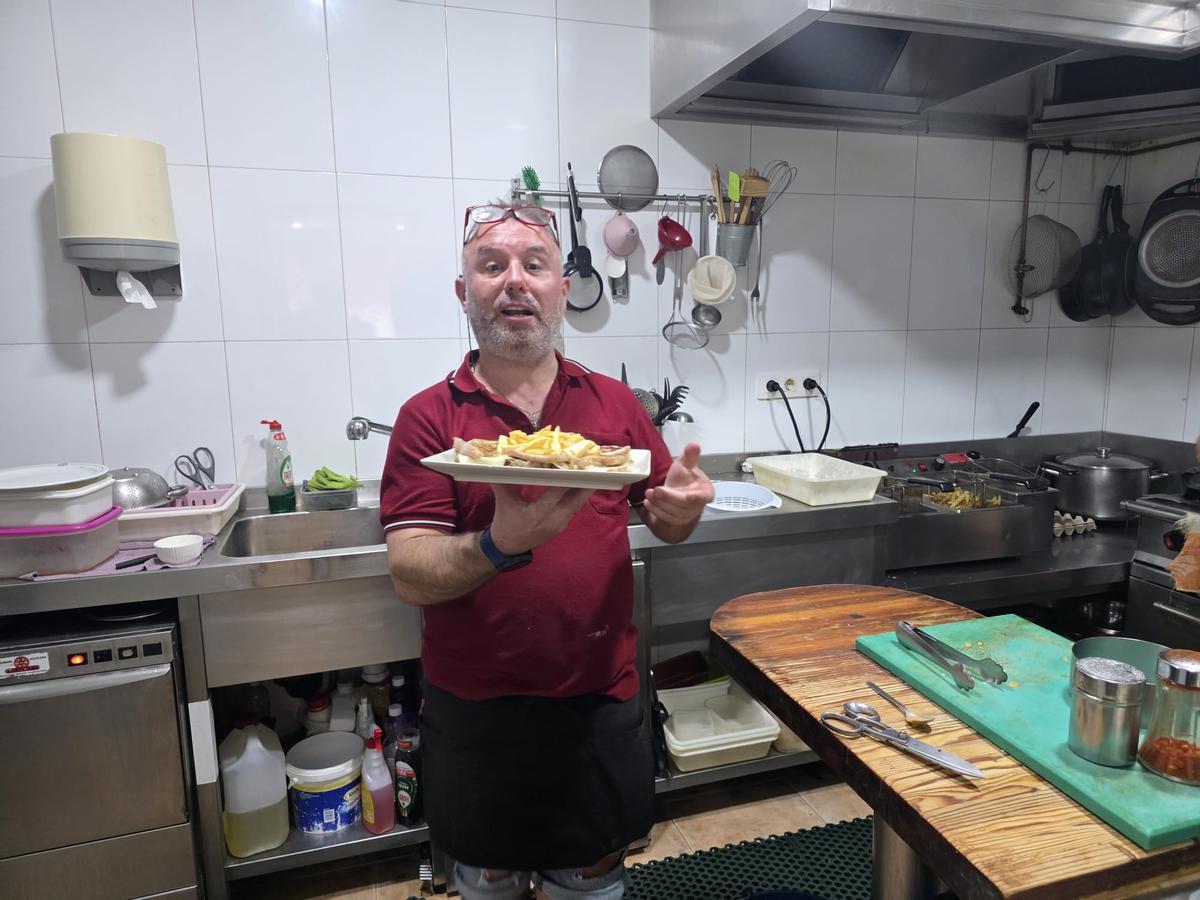 «Javi el del Xuntanza», en la cocina de su bar.