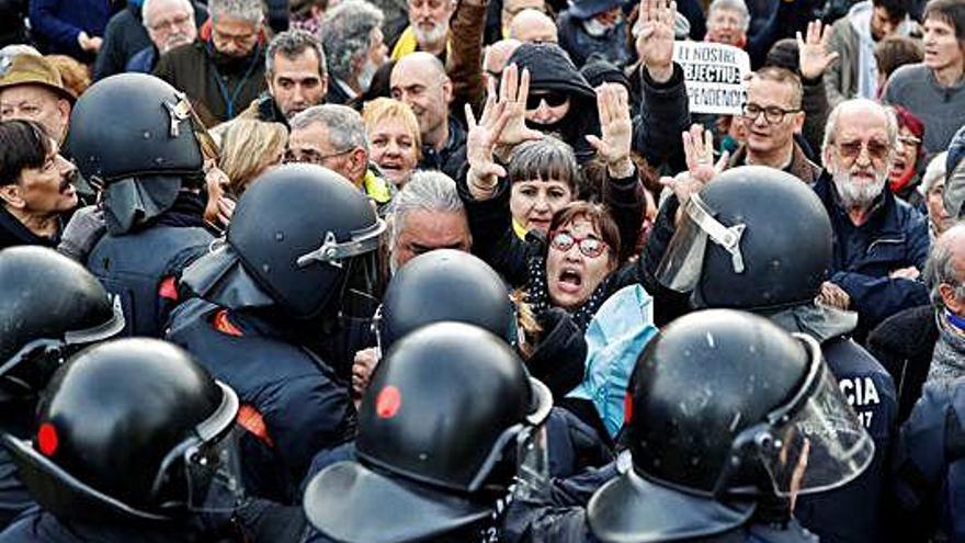 Manifestants topen amb els Mossos d&#039;Esquadra a l&#039;entrada del Parlament.