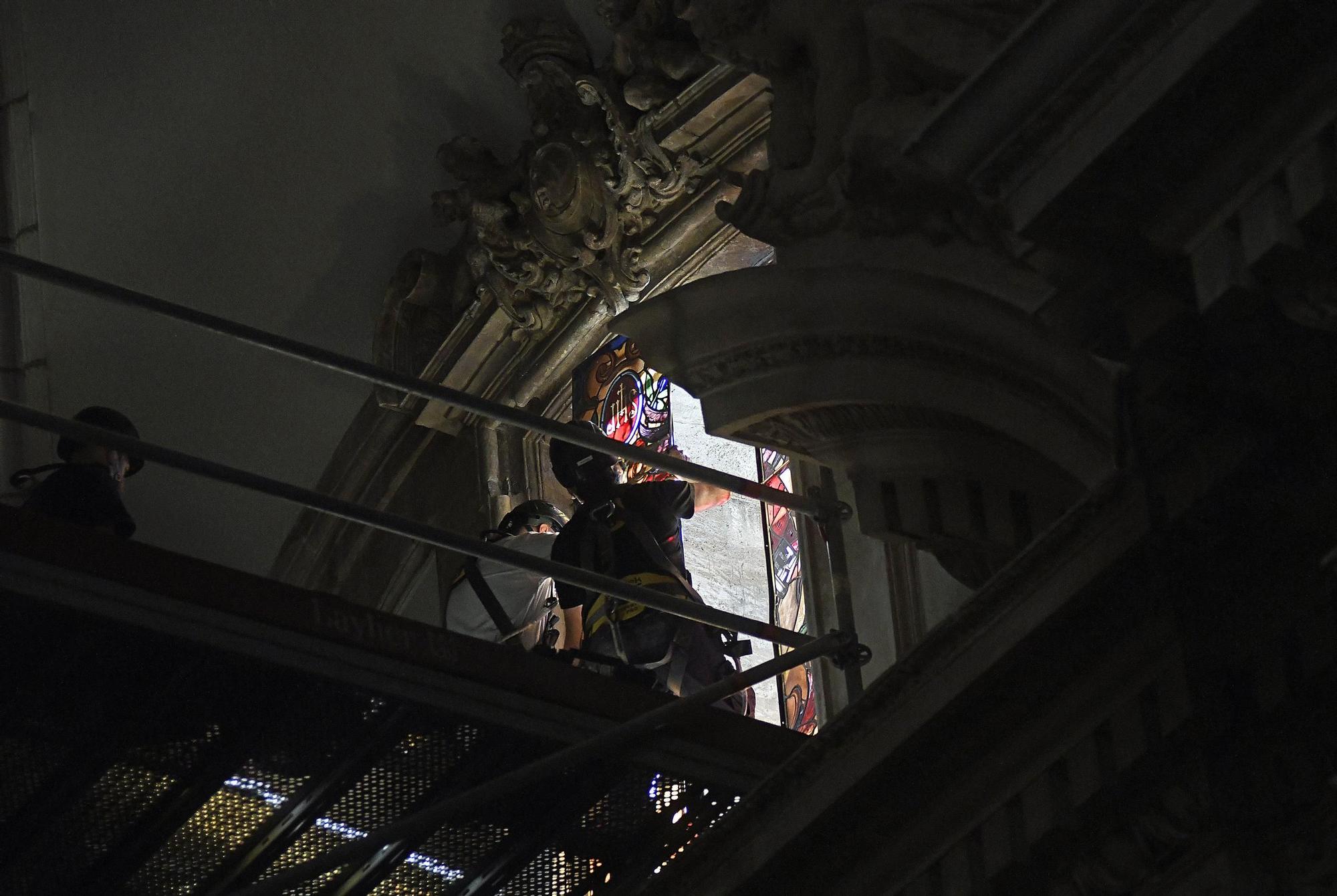 Así han instalado las vidrieras de San Pedro y San Pablo en la Catedral de Murcia