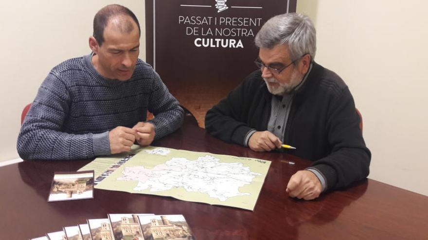 Josep Canals i Josep Llobet amb el mapa de rutes