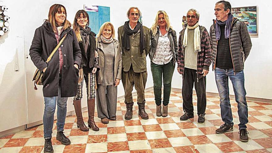 Algunos de los artistas participantes, ayer, en la sala del Ajuntament Vell.