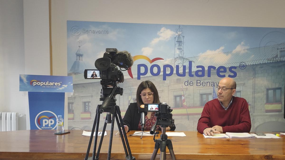 Los portavoces del PP, Beatriz Asensio, y José Manuel Salvador.