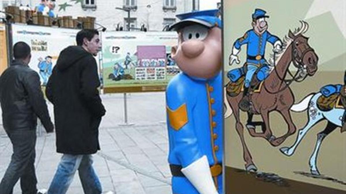 Unos muñecos, en la calle, recrean el famoso cómic 'Casacas azules'.