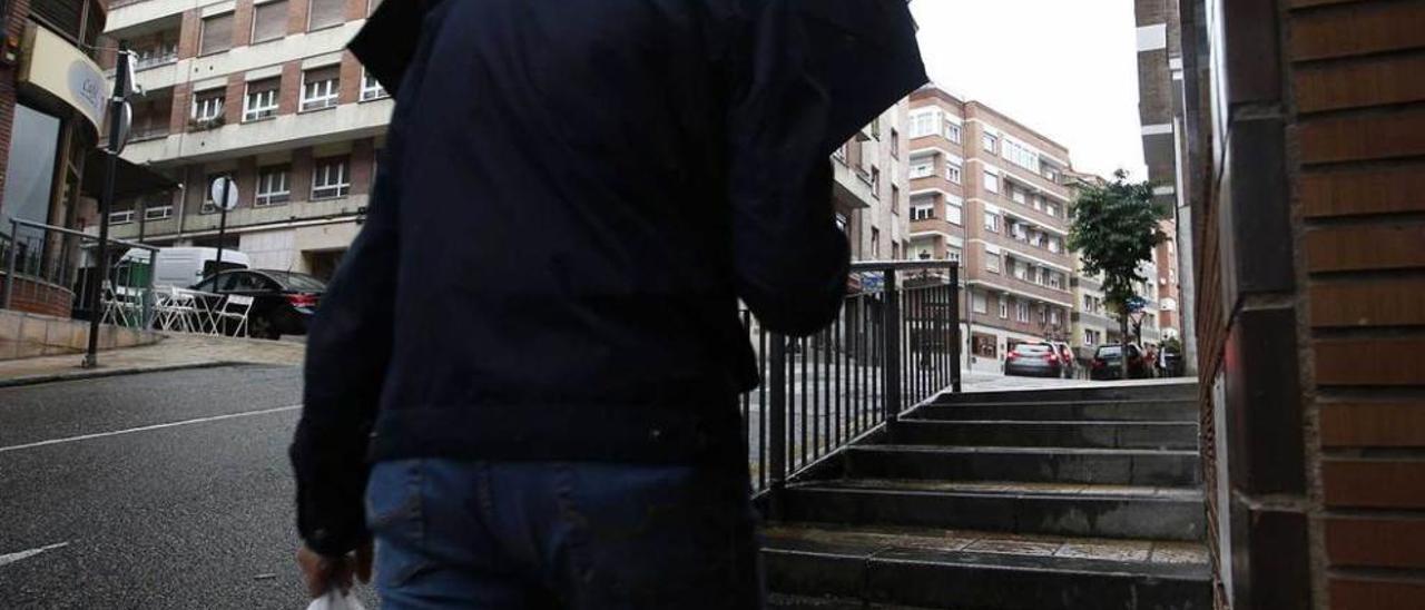 Las escaleras que los vecinos quieren suprimir en la calle Torrecerredo.