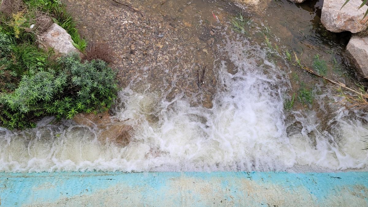 Punto desde el que se aporta agua regenerada al río Llobregat, a su paso por Molins de Rei.