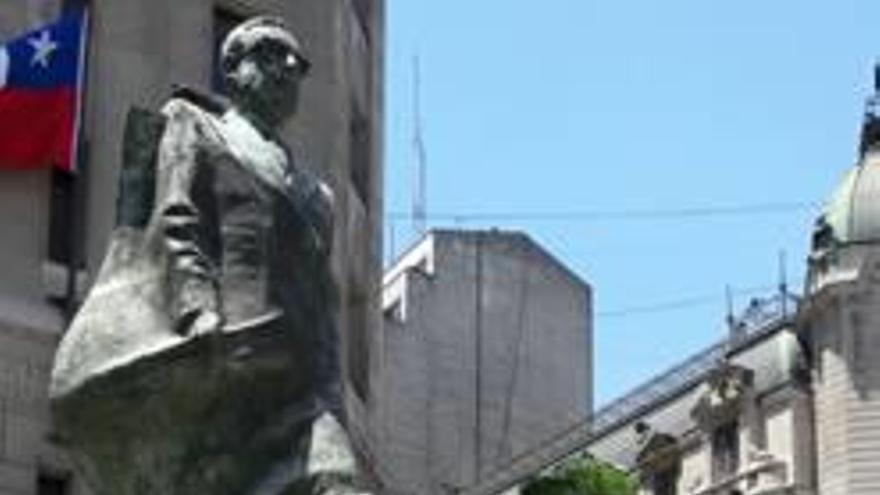 Laura Soler y acompañantes en la estatua de Salvador Allende.