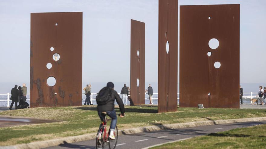 La escultura «Sombras de luz», de Fernando Alba, que recientemente  celebró sus 25 años desde su inauguración. | Pablo Solares