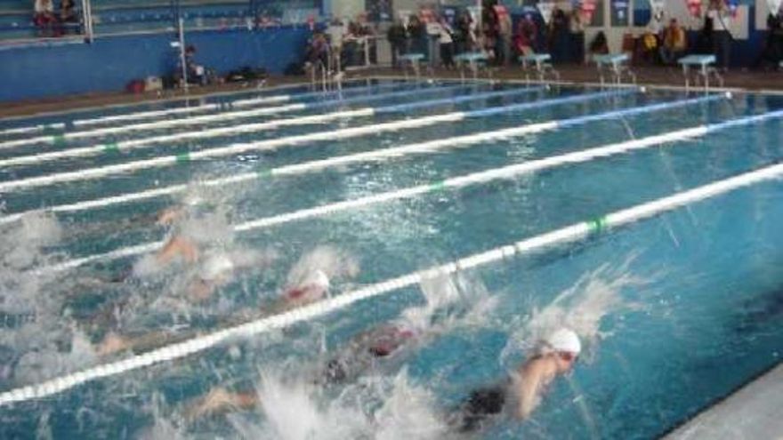 Mijas cambiará la cubierta de la piscina de Las Lagunas por daños