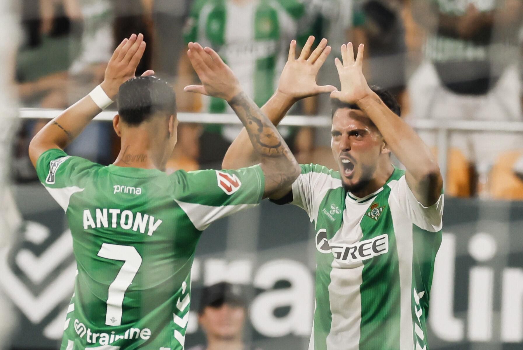 SEVILLA, 19/09/2025.- Los jugadores del Betis celebran el gol de Abde Ezzalzouli durante el partido de la jornada 5 de LaLiga EA Sports entre el Real Betis y la Real Sociedad, este viernes en el estadio de La Cartuja, en Sevilla. EFE/ José Manuel Vidal