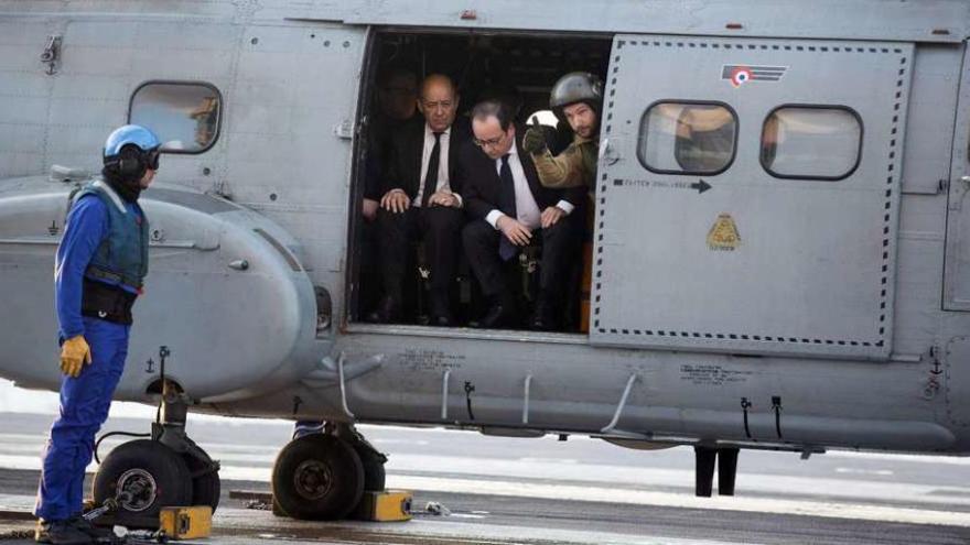 El presidente Hollande llega en helicóptero al portaaviones &quot;Charles de Gaulle&quot;, desde el que Francia bombardea Siria. // Reuters