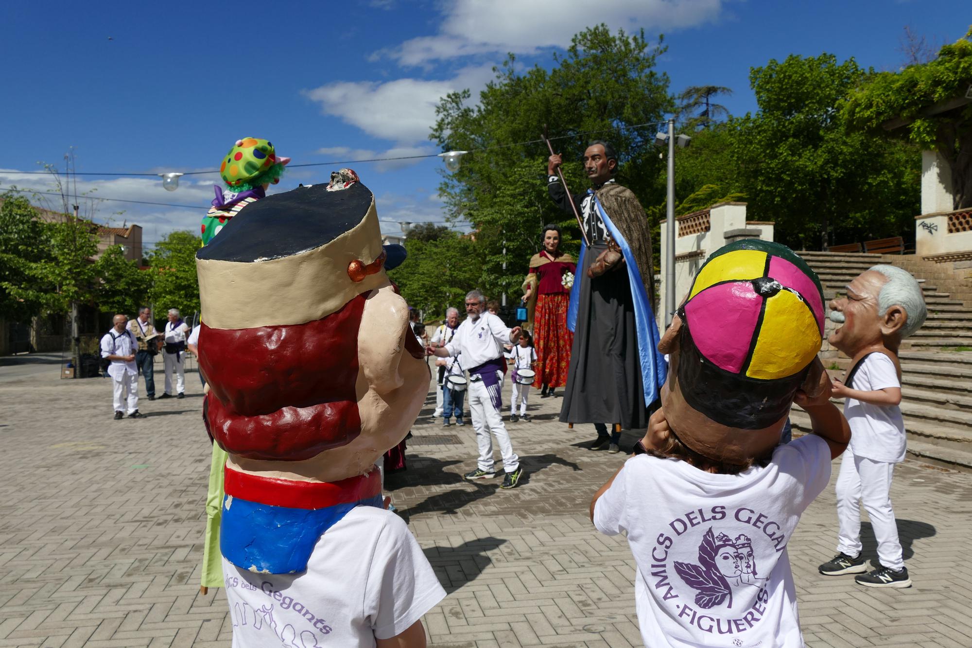 Vuit colles gegants passegen pel centre de Figueres