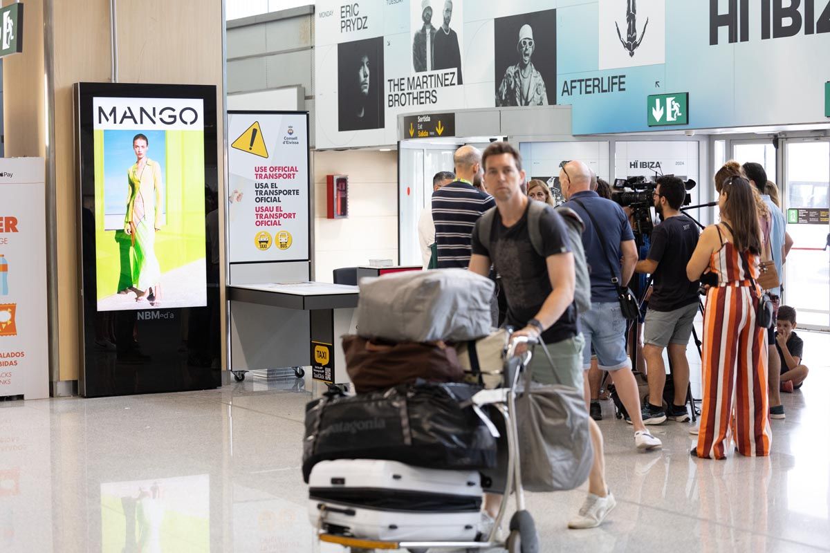 Galería: Punto de información para frenar los taxis pirata en el aeropuerto de Ibiza