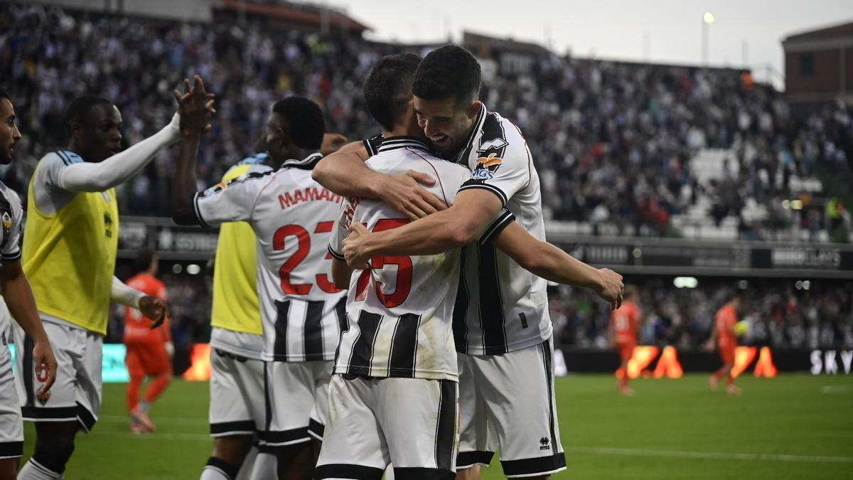 Gerenabarrena y Diego Barri se abrazan tras uno de los cinco goles del Castellón contra el filial de la Real Sociedad, la pasada jornada.