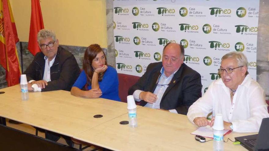 Por la izquierda, Laureano García, la concejala Raquel González, Carlos Guardado, comendador de la Orden del Camino de Santiago, y María Josefa Sanz, ayer, en la Casa de Cultura de Tineo.