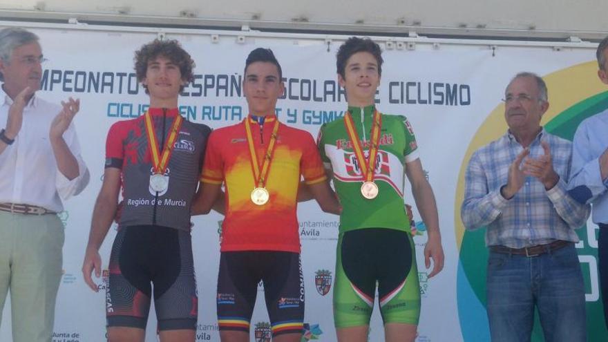 Juan Ayuso, con la medalla de oro, junto a Alberto Pérez y Juan Ayuso