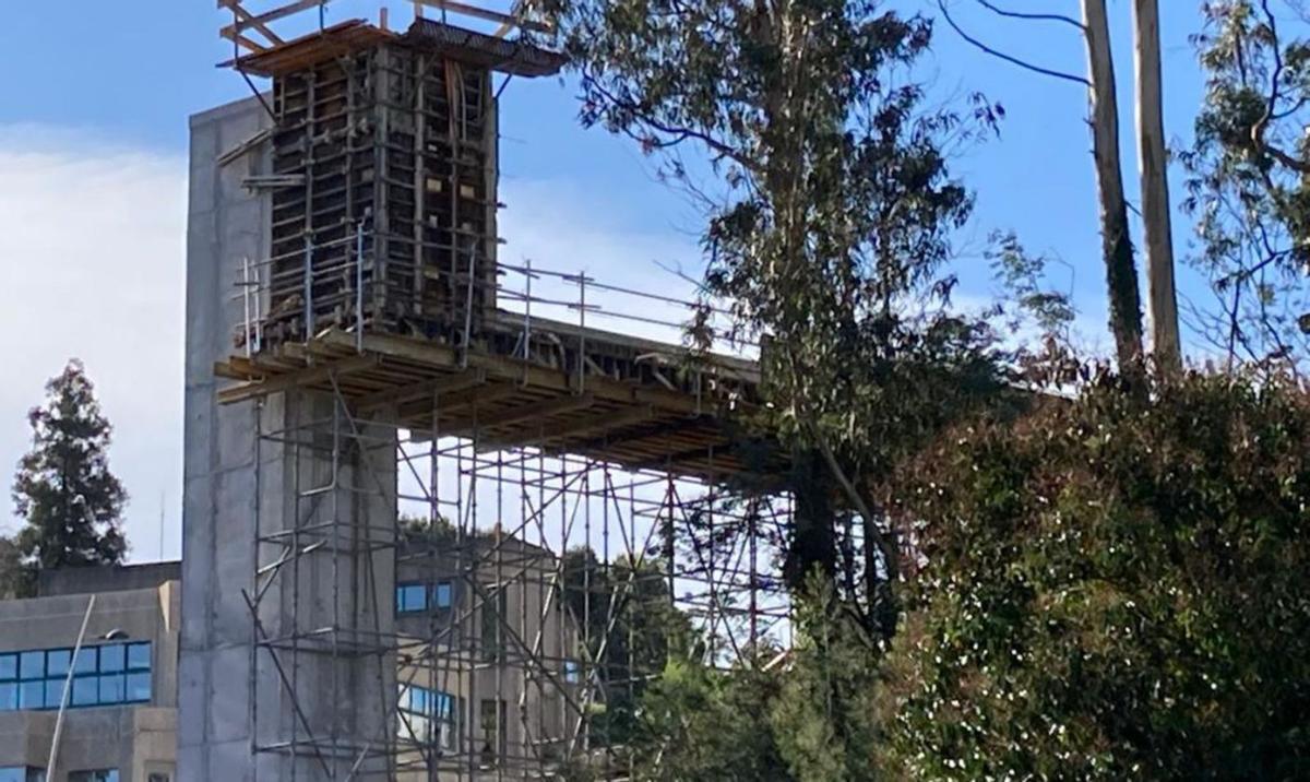 El ascensor y la rampa vistos desde el centro de salud. |   //  FDV