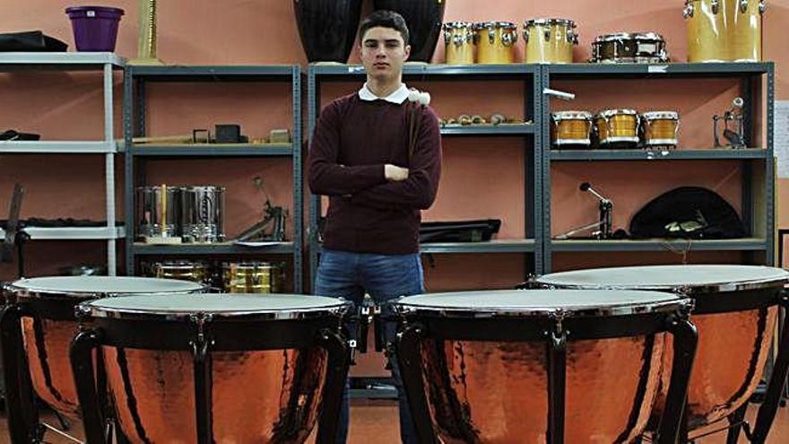 El joven percusionista posa junto a los timbales en el Conservatorio Superior de Castilla y León.