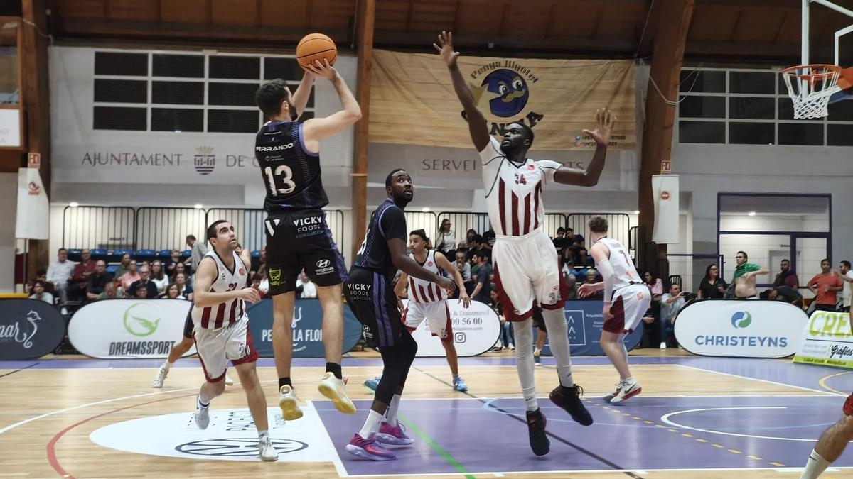 Acció defensiva del Bisbal Bàsquet