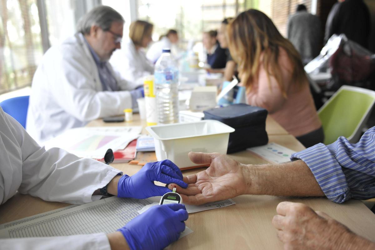 Controles de glucosa en el Hospital de Elche por el Día Mundial de la Diabetes en 2019