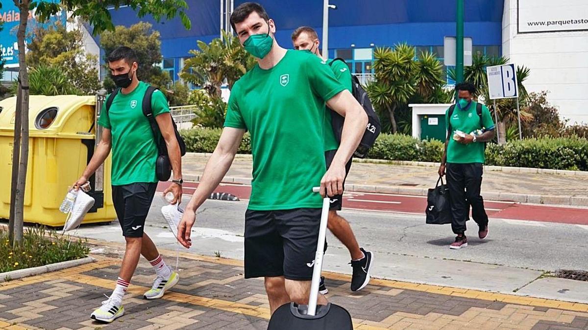 La plantilla del Unicaja, en los exteriores del Carpena antes de partir hacia Murcia.