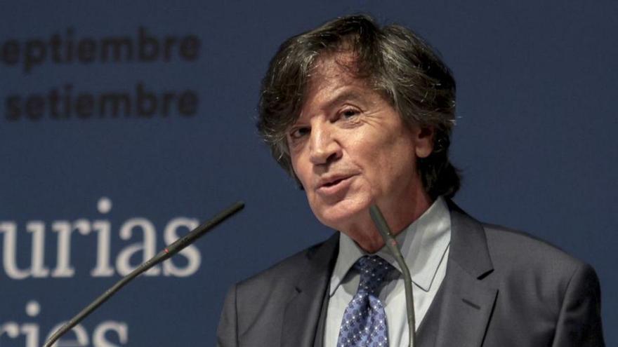 Carlos López Otín, al recoger el título de hijo adoptivo de Asturias, concedido por el Gobierno del Principado, en septiembre de 2022. | Irma Collín