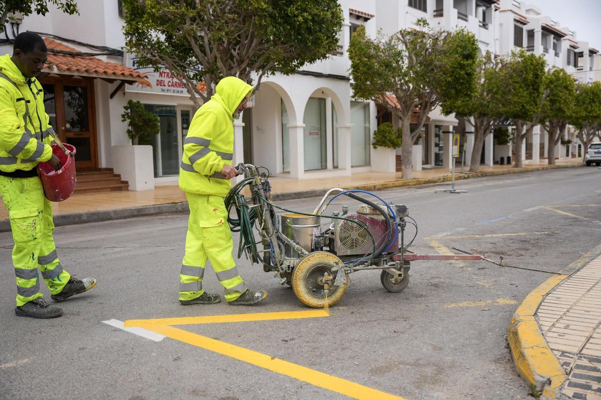 Trabajos de repintado en la calle Santa Maria de Sant Francesc de Formentera