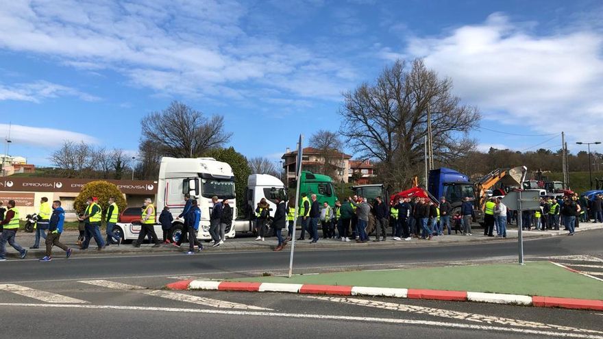 Caravana de camiones en Lalín en el sexto día de huelga del transporte