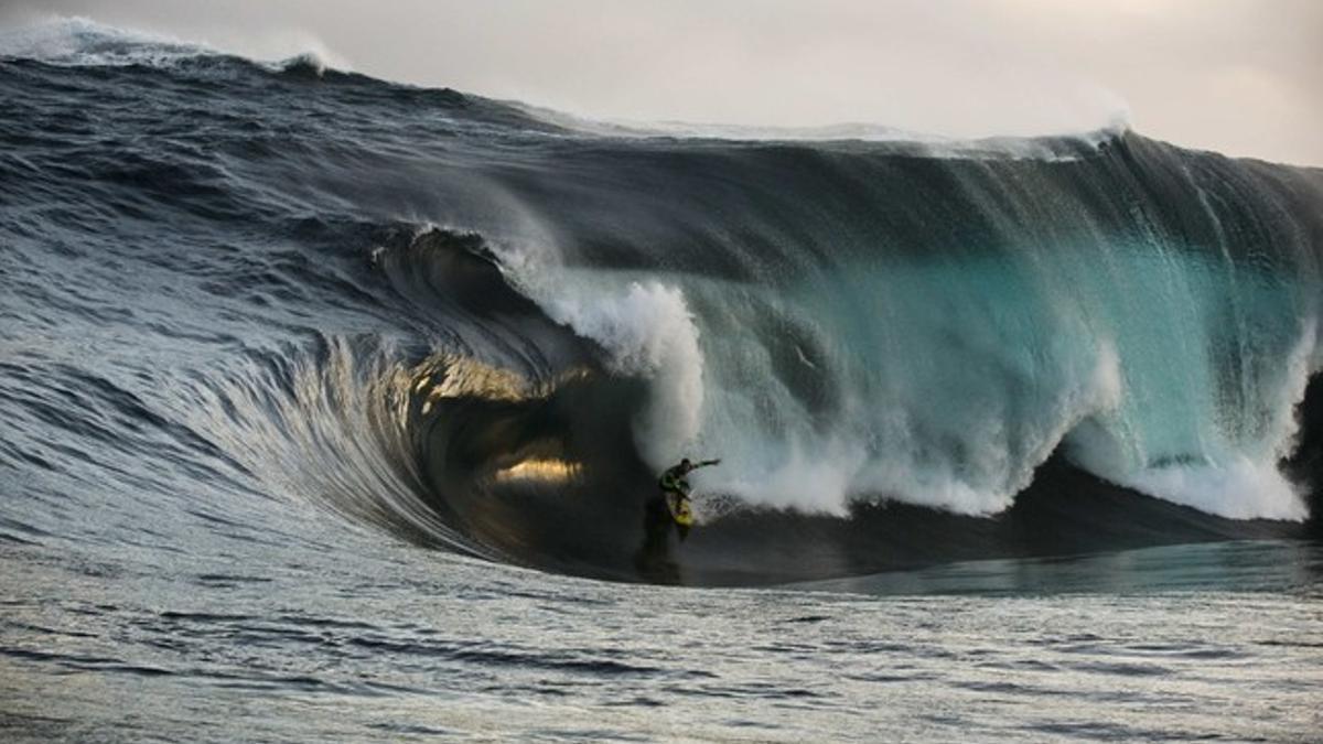 Un surfista coge una ola enorme en el sur-oeste de Australia.