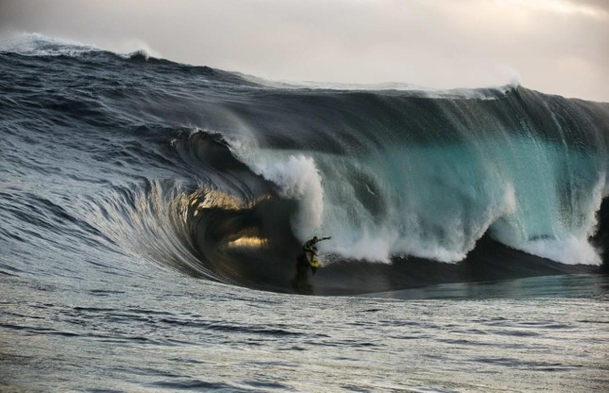 Un surfista agafa una onada enorme al sud-oest d’Austràlia.