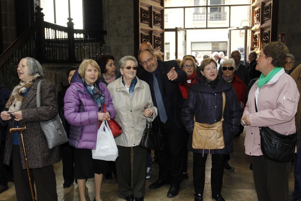 Vecinos de Morella, de visita en el Palau de la Generalitat