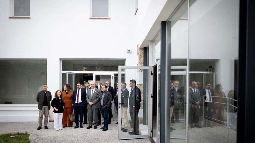 El alcalde de Málaga, durante su visita a la casa Colichet en Churriana