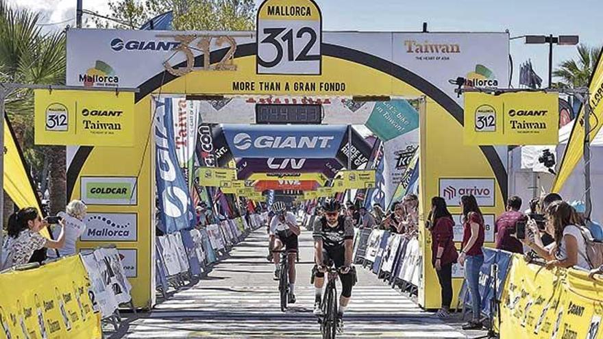 El ciclista mallorquÃ­n LluÃ­s BorrÃ¡s aparece en primer plano tras cruzar en primera posiciÃ³n la lÃ­nea de meta de la versiÃ³n mÃ¡s corta de la Mallorca 312.