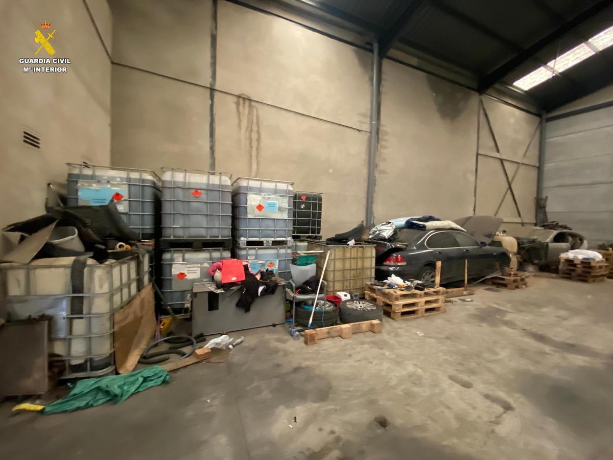 Depósitos, neumáticos y vehículos en el interior de la nave inspeccionada por la Guardia Civil.