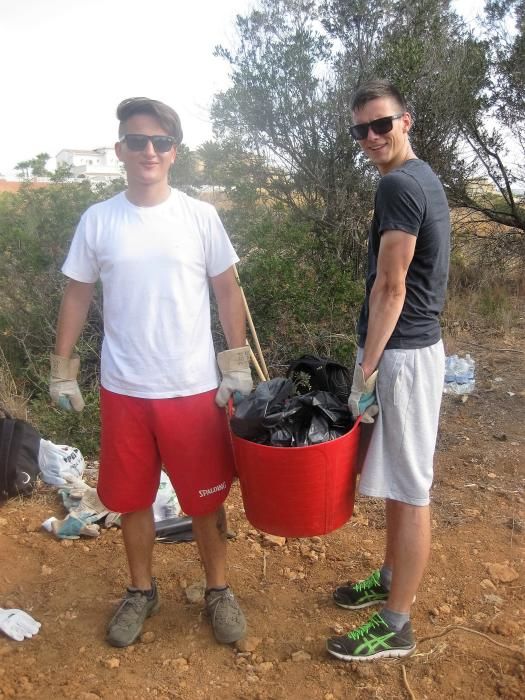 Un grupo de voluntarios de la asociación De Amiticia ha recogido 22 bolsas de vidrio de les Salines