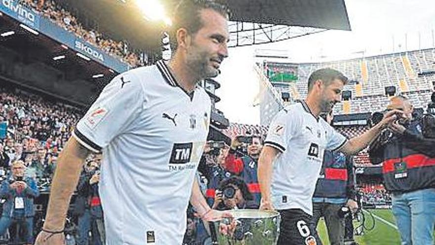 Baraja y Albelda ofrecen el título de Liga de 2004 a la afición de Mestalla