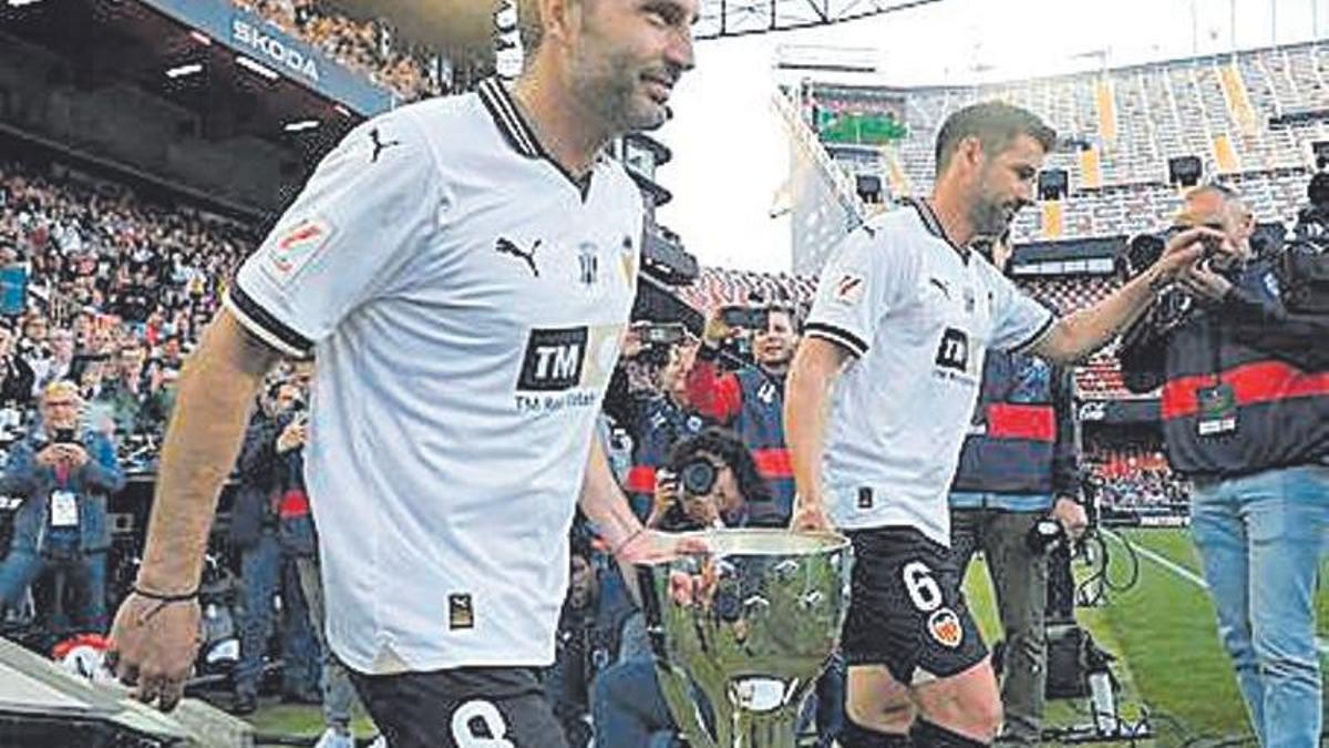 Baraja y Albelda ofrecen el título de Liga de 2004 a la afición de Mestalla