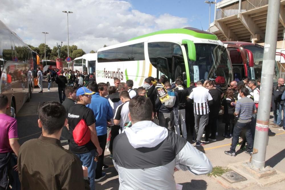 Salida de los jugadores y las peñas del FC Cartagena hacia Murcia para el derbi