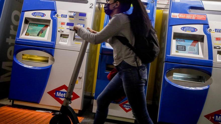 Vetar los patinetes en el metro enfada a sus usuarios: &quot;Si arde un coche, no prohíben los coches&quot;