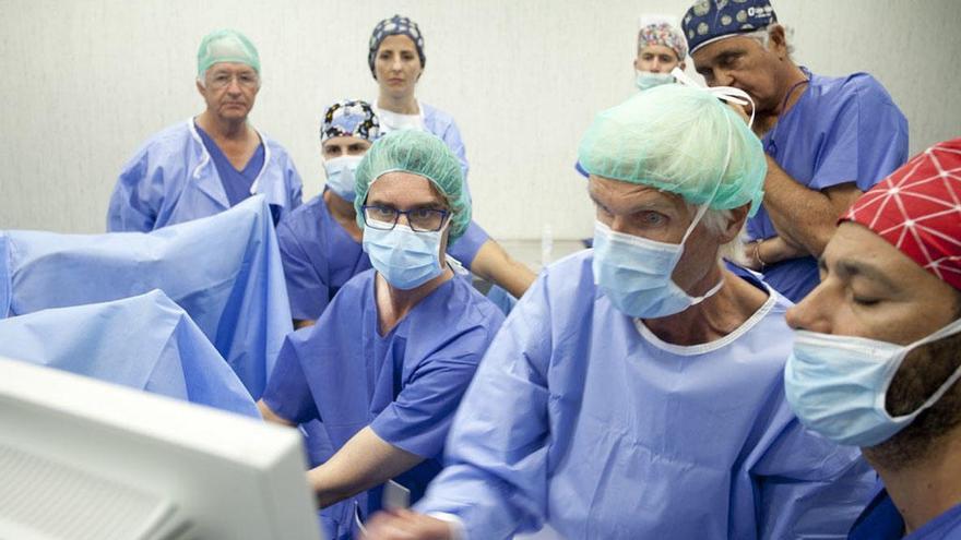 El equipo médico del Hospital Ochoa, durante la intervención.