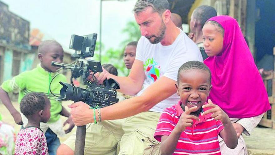 Pere Salom grabando el documental para la Fundación Escribano, que ha reformado una escuela en Mgonjoni.