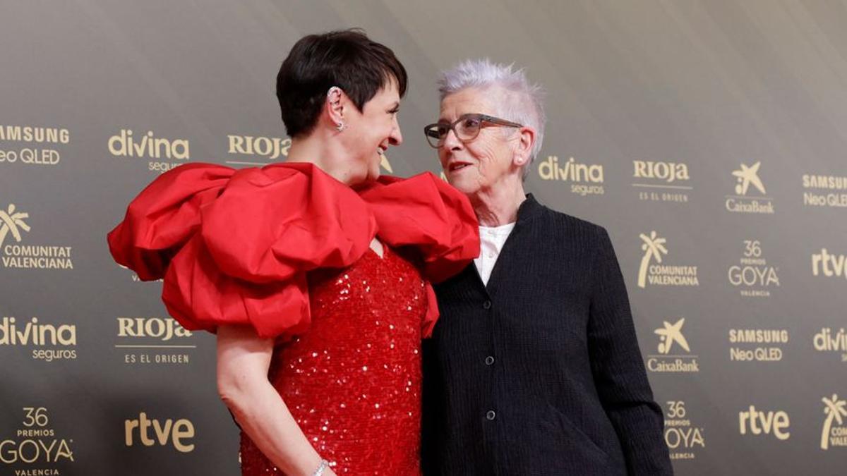 La actriz Blanca Portillo y Maixabel, a quien reencarna, posan en la alfombra roja en la 36ª edición de los Premios Goya en el Palau de les Arts en Valencia.