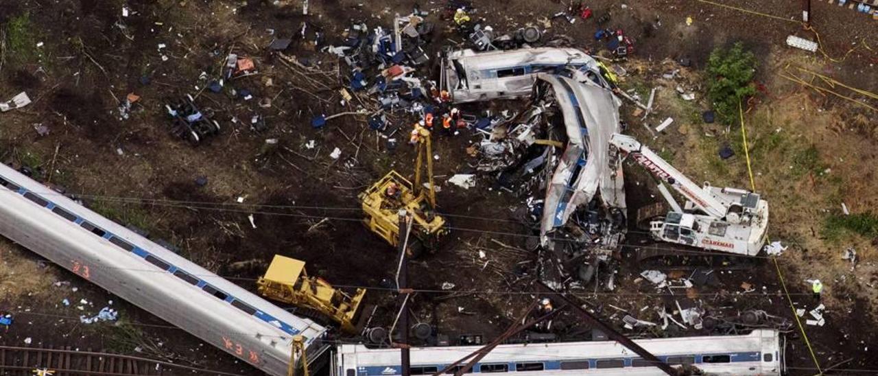 Los equipos de emergencias, el pasado día 13 junto a los restos del tren que descarriló en Filadelfia.