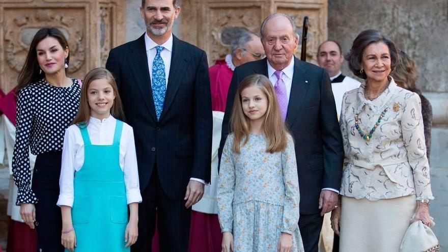 Felipe y Letizia y los Reyes eméritos, con Sofía y Leonor, ayer, en Palma.