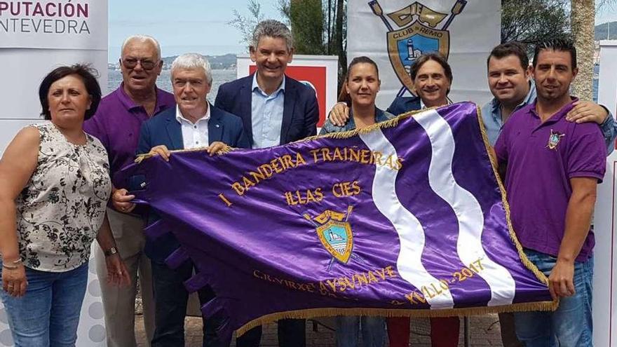 Un momento de la presentación de la bandera que se disputa hoy en la ETEA. // FDV