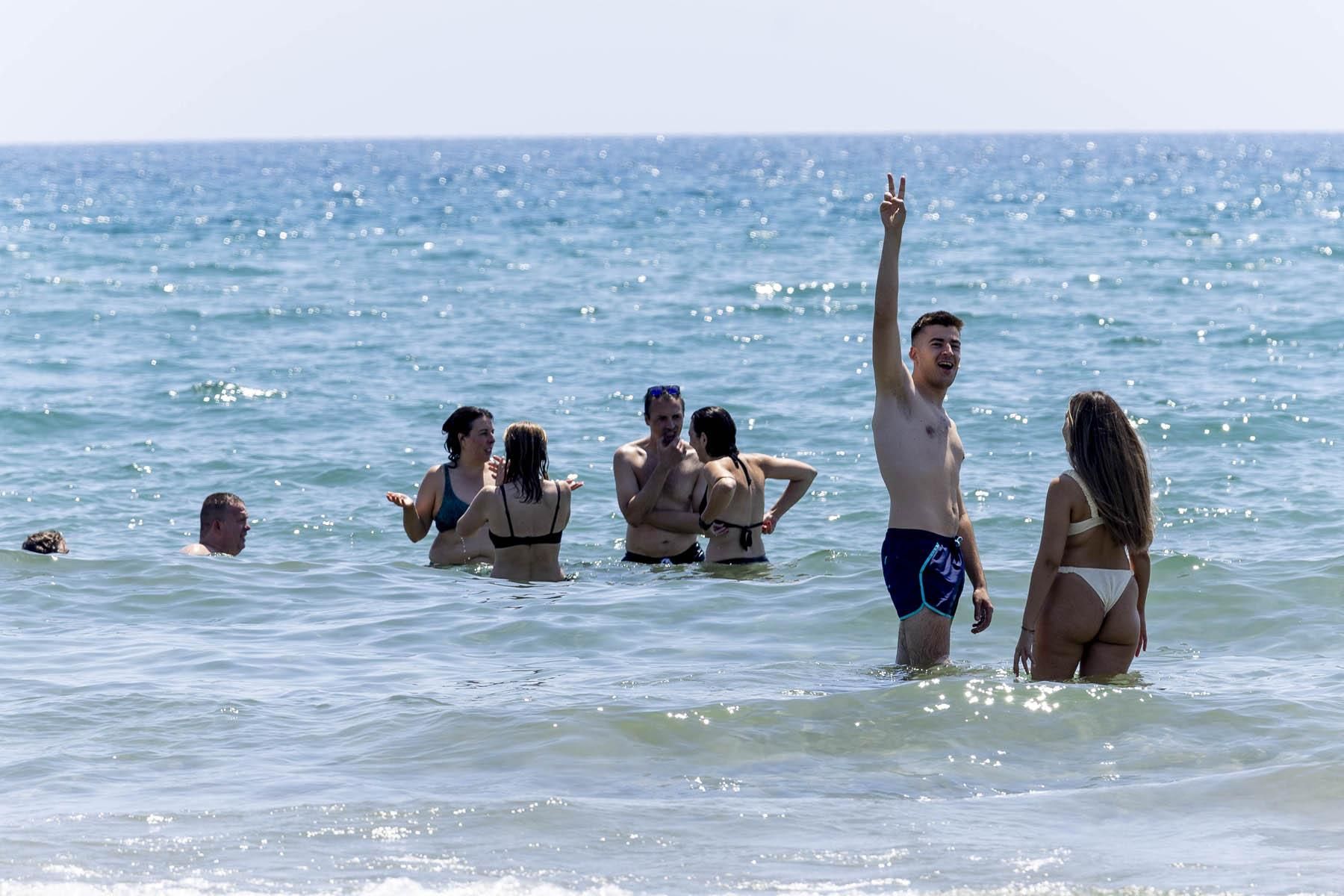 Los bañistas se refrescan en la ola de calor en Castellón