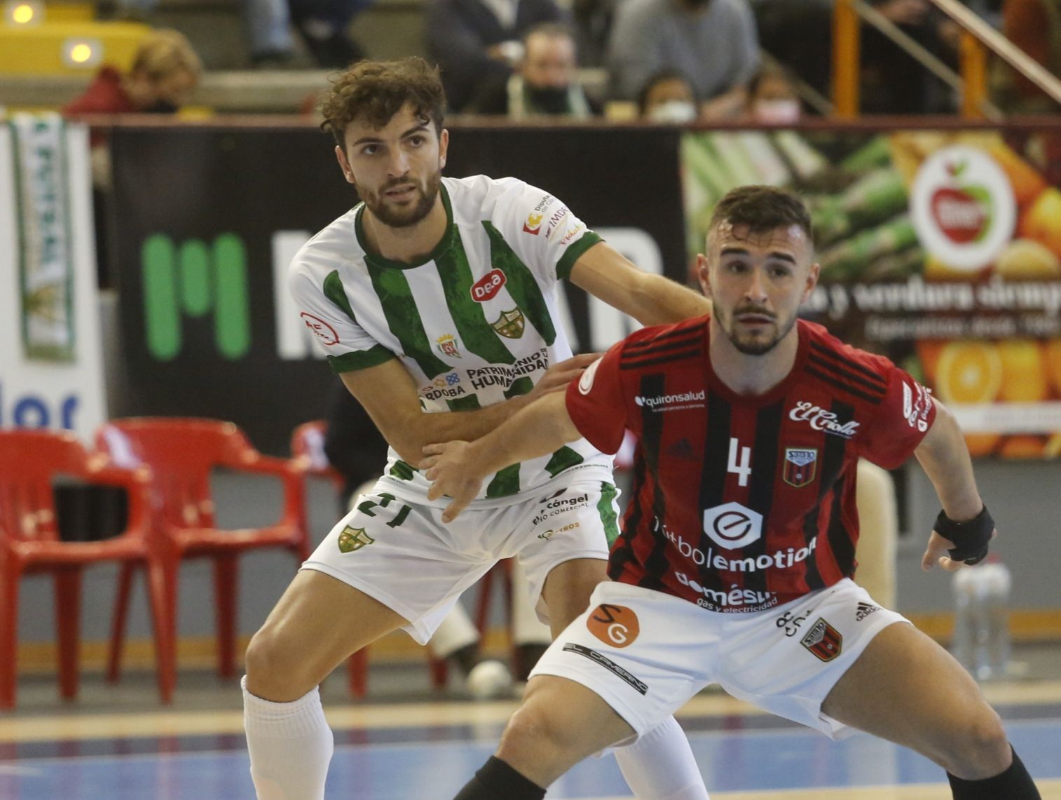 Zequi pugna con Óscar Villanueva en el partido entre el Córdoba Futsal y el Zaragoza en Vista Alegre.