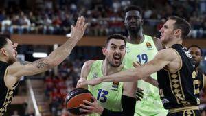 Mike James y Terry Tarpey barran el paso de Tomas Satoransky en el segundo partido del play off.