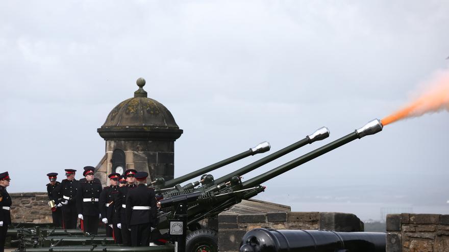 96 salvas rinden homenaje a la reina en los lugares más emblemáticos de Reino Unido