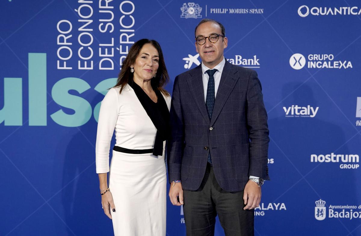 Rafael Mateos, alcalde de Cáceres y María Ortíz, directora general de Prensa Ibérica en Extremadura