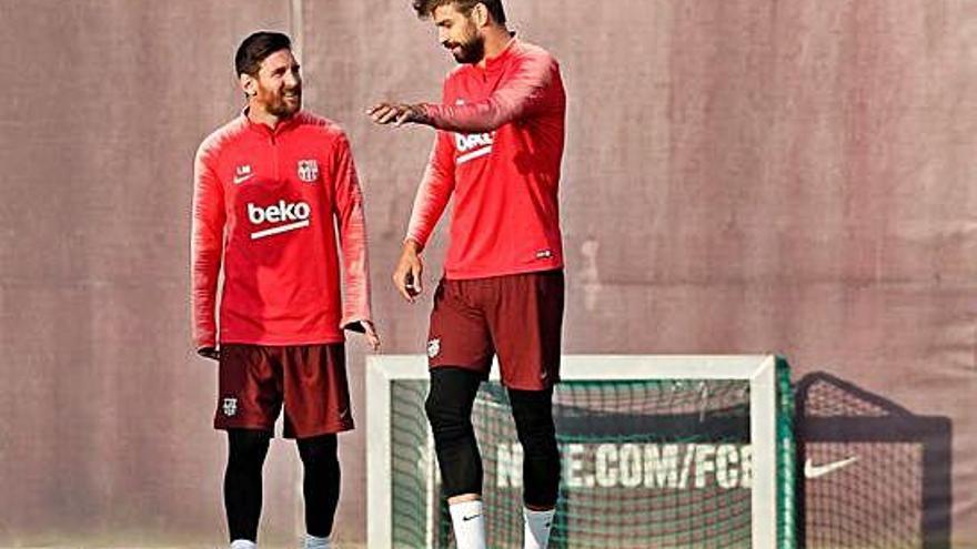 Messi y Piqué, ayer durante el entrenamiento del Barcelona.